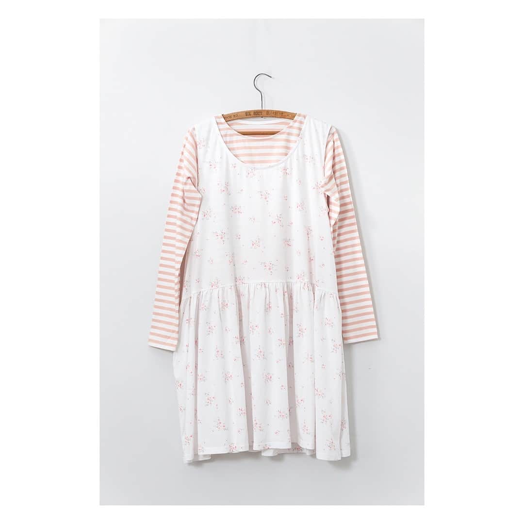 キャベジズ&ローゼズのインスタグラム：「As part of the Cabbages and Roses x Shabby Chic collaboration, the Ella dress is a signature Cabbages and Roses silhouette with a delightful sprinkling of the Rosabell print by @officialshabbychic ❤ Ella is made in limited numbers in organic cotton jersey👇Tap to shop Ella now👇#sustainableclothing #ss19newarrivals  #ootdfash #shabbychicliving #organicfashion #organiccottonclothing #floraldress #shabbylovescabbagesandroses #cabbagesandroses #cabbagesandrosesfashion @christina_strutt @cabbagesandroses_shop」
