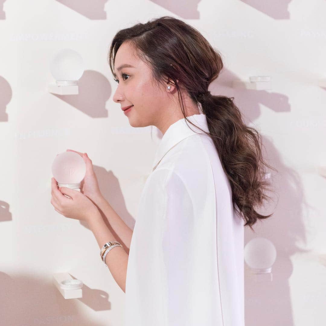 Clé de Peau Beauté Officialさんのインスタグラム写真 - (Clé de Peau Beauté OfficialInstagram)「The splendor of light and radiance. @arielccl in front of the light installation at #PowerOfRadiance event.」3月25日 6時26分 - cledepeaubeaute