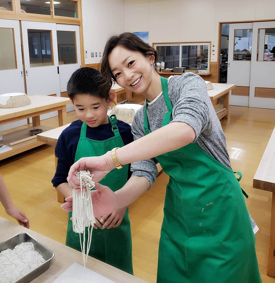 佐藤純さんのインスタグラム写真 - (佐藤純Instagram)「三日目は蕎麦打ち体験をしてきました。  自分達で作ったお蕎麦‼️めちゃめちゃ美味しかった。  1時間かけて作ったお蕎麦は5分でなくなった(笑)😆 、 #蕎麦  #蕎麦打ち体験  #蕎麦打ち  #親子 #兄妹 #ママ友 #ママ#ママモデル #モデル #mama #mamamodel #model」3月25日 1時00分 - junsatoidea