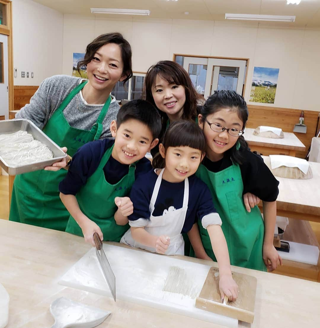 佐藤純さんのインスタグラム写真 - (佐藤純Instagram)「三日目は蕎麦打ち体験をしてきました。  自分達で作ったお蕎麦‼️めちゃめちゃ美味しかった。  1時間かけて作ったお蕎麦は5分でなくなった(笑)😆 、 #蕎麦  #蕎麦打ち体験  #蕎麦打ち  #親子 #兄妹 #ママ友 #ママ#ママモデル #モデル #mama #mamamodel #model」3月25日 1時00分 - junsatoidea