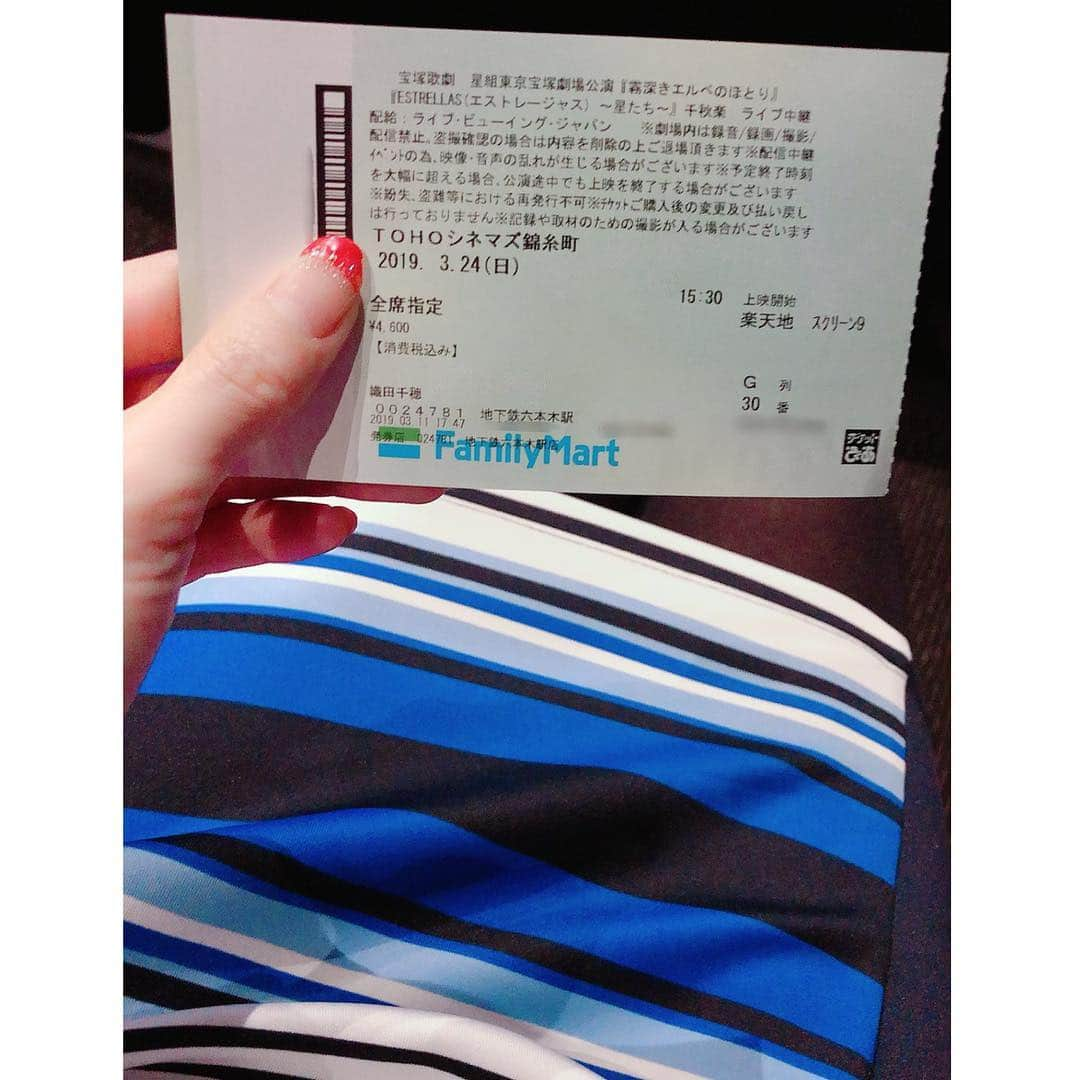 織田千穂さんのインスタグラム写真 - (織田千穂Instagram)「今日は宝塚星組公演✩°̥࿐୨୧ 霧深きエルベのほとり/ESTRELLAS星たち 千秋楽ライビュに行って参りました‼️✨ * 感無量でございます。( -᷄ω-᷅ ) 色んな感情が入り乱れ過ぎて複雑🤦🏻‍♀️ 1幕のエルベ… ハッピーエンドではなかったけど カールの秘めている優しさと純粋な愛 さゆみさんの熱演でとっても伝わった💗 こっちゃん演じるフロリアンが… 本当に良い奴過ぎて…惚れてまうやろー‼️ って感じでしたw こっちゃんの演技もお歌も ダンスのキレの良さも改めて素敵過ぎ😭❤️ * 連日スカステで📺 ひろきのお兄様特集をしていて 相当昔からプレイバックして全部見たので 何だか成長を見届けた親の様な気持ちになって (ヾ(°∇°;) ｵｲｵｲ) かいちゃんが出てきた瞬間にｳﾙｳﾙ…w 気のせいか…かいちゃんもさゆみさんも 何だか終始涙目に見えて(´;ω;`) もらいｳﾙｳﾙw 毎回そうですが お芝居の演出もレビューの歌詞も 退団者の方と重なる箇所が多々あり ついつい感情持っていかれてしまいます💦 * オリバーの「トビアス大好き💗」のアドリブに 幸せな気持ちになり…💜 そして所々に大笑いさせてくれる お芝居やアドリブに さすが星組～‼️➳✩⡱➳✩⡱と感心💗 1人観劇してるにも関わらず… 思わず声出して笑っちゃった🤣 * 2幕幕開け…さゆみさんソロスタート🎤 一瞬…あれ⁉️ライビュ会場の音声さんが ボリュームミスをしてるのかと💦 1幕はいつも通りのさゆみさんだったので もしかして…幕間に感極まって 号泣しちゃったのかなぁと思ってたら… 歌の間にアドリブで声本当にごめんなさい🙏と 笑いに変えていて…さすがさゆみさん💕 1幕ラストの方で喉潰してしまったみたいで ショーで声が出ない分、組子さん達の それを支えようとする表情やパワーに 組の愛と強い絆が とっても浮き彫りになっていて… それにまた感動っ✨⁝(ᵒ̴̶̷᷄⌑ ᵒ̴̶̷᷅ )⁝ * ピンチこそチャンスってこういう事か…とw さゆみさんの等身大のお人柄がとても 顕著に現れていました😌💓 泣いたり笑ったりと忙しかったけど 何だかとっても温かい充実した気持ちになる 素敵な千秋楽でした( ˙꒳​˙ )!!¨̮⑅* * 退団者の皆様ご卒業🌸🏫🎓 星組の皆様、千秋楽おめでとうございました‼️ そして現在スカステで📺 ひろきお兄様のディナーショーDearestを 見ながら余韻に浸り中… ✼••┈┈┈┈┈┈┈┈┈┈┈┈┈┈┈┈••✼ #霧深きエルベのほとり #ESTRELLAS星たち #TOHOシネマズ錦糸町 #宝塚 #musical #観劇 #takarazuka #宝塚歌劇団 #星組公演 #宝塚好きな人と繋がりたい #千秋楽 #ミュージカル #楽天地 #ライブビューイング #宝塚歌劇団星組 #l4l #紅ゆずる #礼真琴 #七海ひろき #瀬央ゆりあ #紫藤りゅう #天飛華音 #タカラジェンヌ#宝塚好き #宝塚大好き #幸せな時間 #ヅカスタグラム #ヅカ友 #ヅカファン #織田千穂の宝塚投稿記録 @queen.lupis ピアス(v0173) ✼••┈┈┈┈┈┈┈┈┈┈┈┈┈┈┈┈••✼」3月25日 1時04分 - chihoda