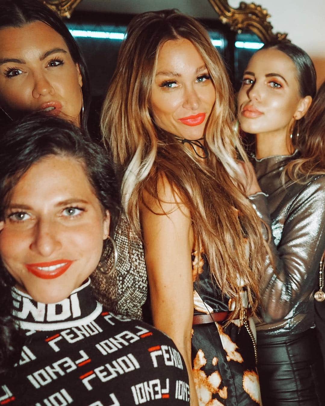 ルー・ティーズデールのインスタグラム：「Support your local girl gang 🖤」