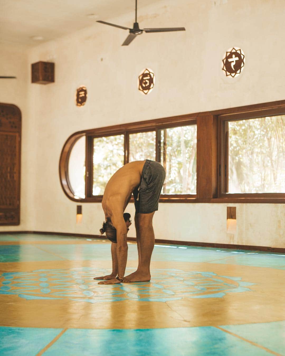 Ricardo Baldinさんのインスタグラム写真 - (Ricardo BaldinInstagram)「Não posso fugir de mim se só tenho saídas pra dentro. ✨  Yoga room goals in Tulum at @holistikatulum 🧘🏽‍♂️ #yoga #healthylife #uttanasana」3月25日 1時09分 - rbaldin