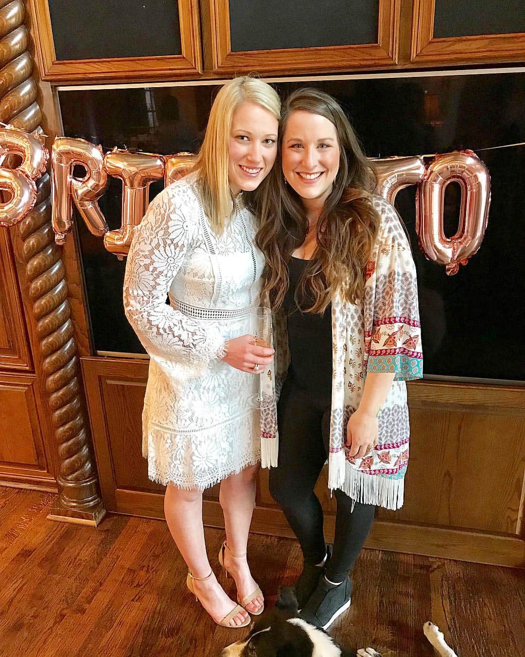 カーリー・パターソンのインスタグラム：「Happy shower Pey Pey🎉🎈💍 Can’t wait for June!!! #parrolovesbyrds」