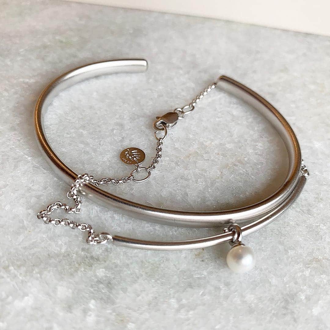ジュリーサンドラゥさんのインスタグラム写真 - (ジュリーサンドラゥInstagram)「Our beautiful bracelets is perfect to match ❤️ The perfect confirmation gift 🎁 . . . #juliesandlau #juliesandlaujewelry #jewelry #pearls #silver #rodium #gift」3月25日 1時19分 - juliesandlau