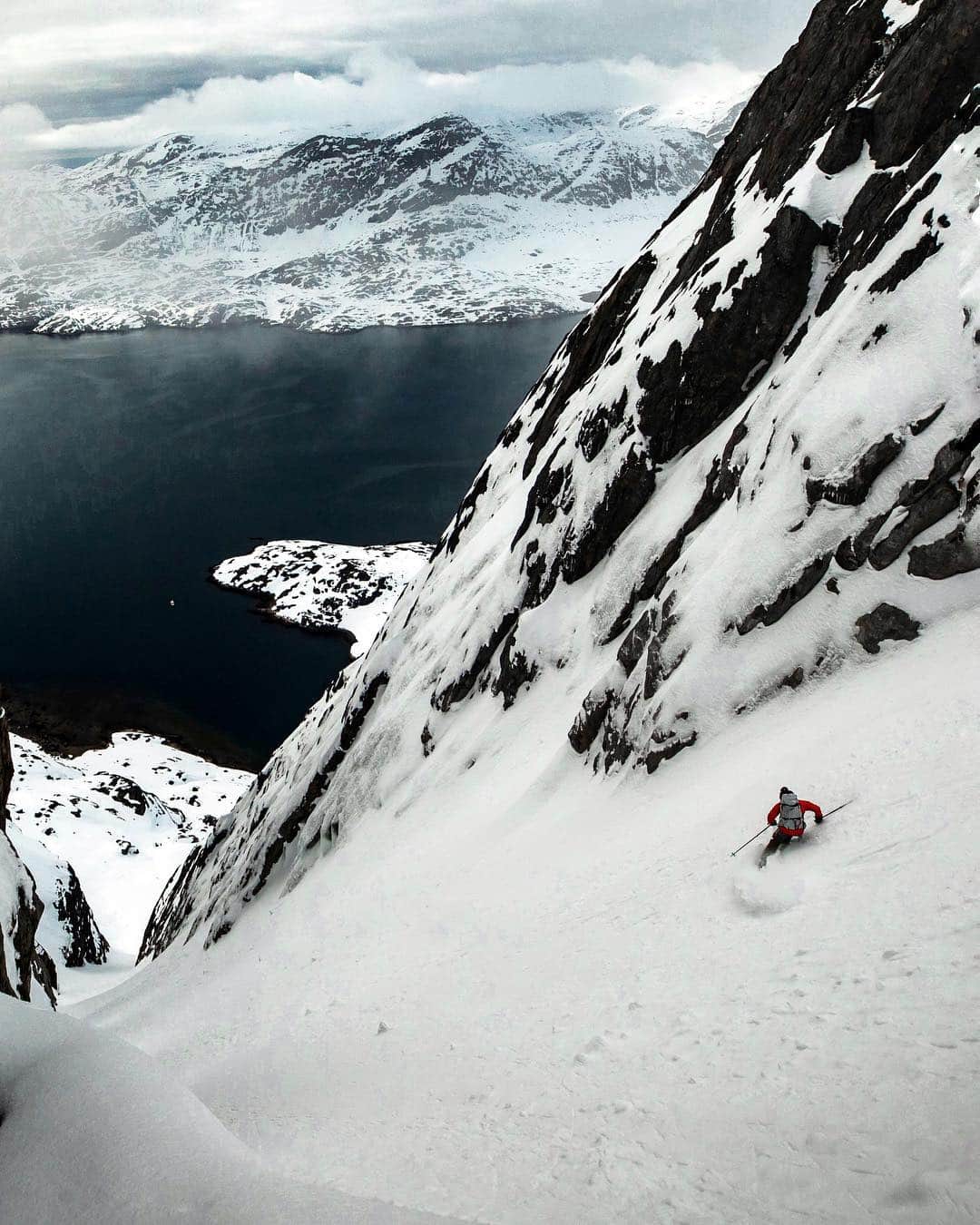 ジミー・チンさんのインスタグラム写真 - (ジミー・チンInstagram)「Dreams of Greenland... Mountains to sea and endless couliors... 📸 @brittmumma」3月25日 1時21分 - jimmychin