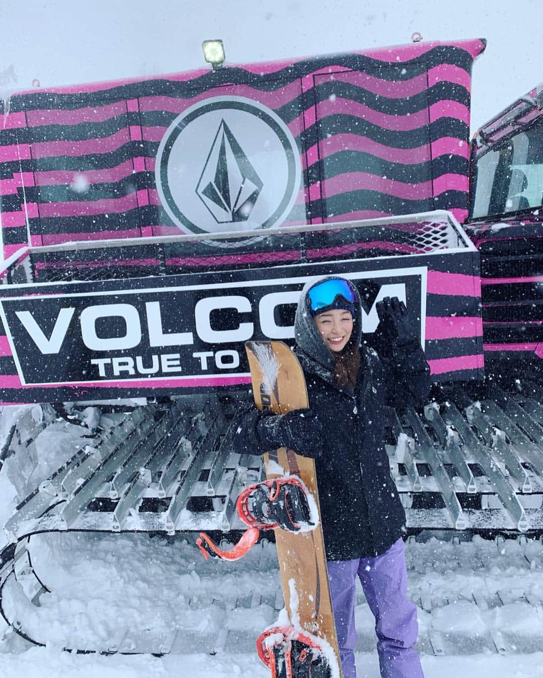 陽菜えみるさんのインスタグラム写真 - (陽菜えみるInstagram)「. ▪️▫️▪️▫️▪️▫️ 🔲VOLCOM 🔲volcom cat 🔲snowboard 🔲first track 🔲wear 🔲outer 🔲pants ▪️▫️▪️▫️▪️▫️ . . #ボード #ボード女子 #スノボ #スノボ女子 #ボルコム #スノボウェア たまたまCATとリンクした嬉しい❤️ #時差スタグラム #雪質最高 パウパウでした😍 #ファッションコーデ #ファッション好きな人と繋がりたい #ストリート #ストリートファッション #ストリート系女子 #スノーボード #サーフィン #スケートボード #横乗り #パーカー #パーカーコーデ #パーカー女子 #ニット帽 #ニット帽コーデ #ニット帽女子  #volcom #volcomsnow #volcomstone #snowboard #snowboarding #snowboardgirl #snowboardstyle」3月25日 1時26分 - emiru_haruna