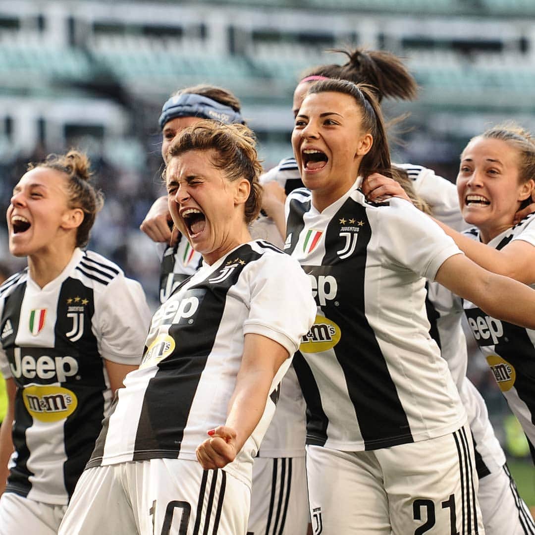ユヴェントスFCさんのインスタグラム写真 - (ユヴェントスFCInstagram)「FT: THE PREMIÈRE IS BIANCONERAAAAA! 🎬💪⚪⚫ #JuventusWomen claim all three points in a packed #AllianzStadium, in front of the biggest crowd ever to watch a women's match in Italy! 👏👏👏 #JuveFiorentina #FinoAllaFine #ForzaJuve」3月25日 1時28分 - juventus