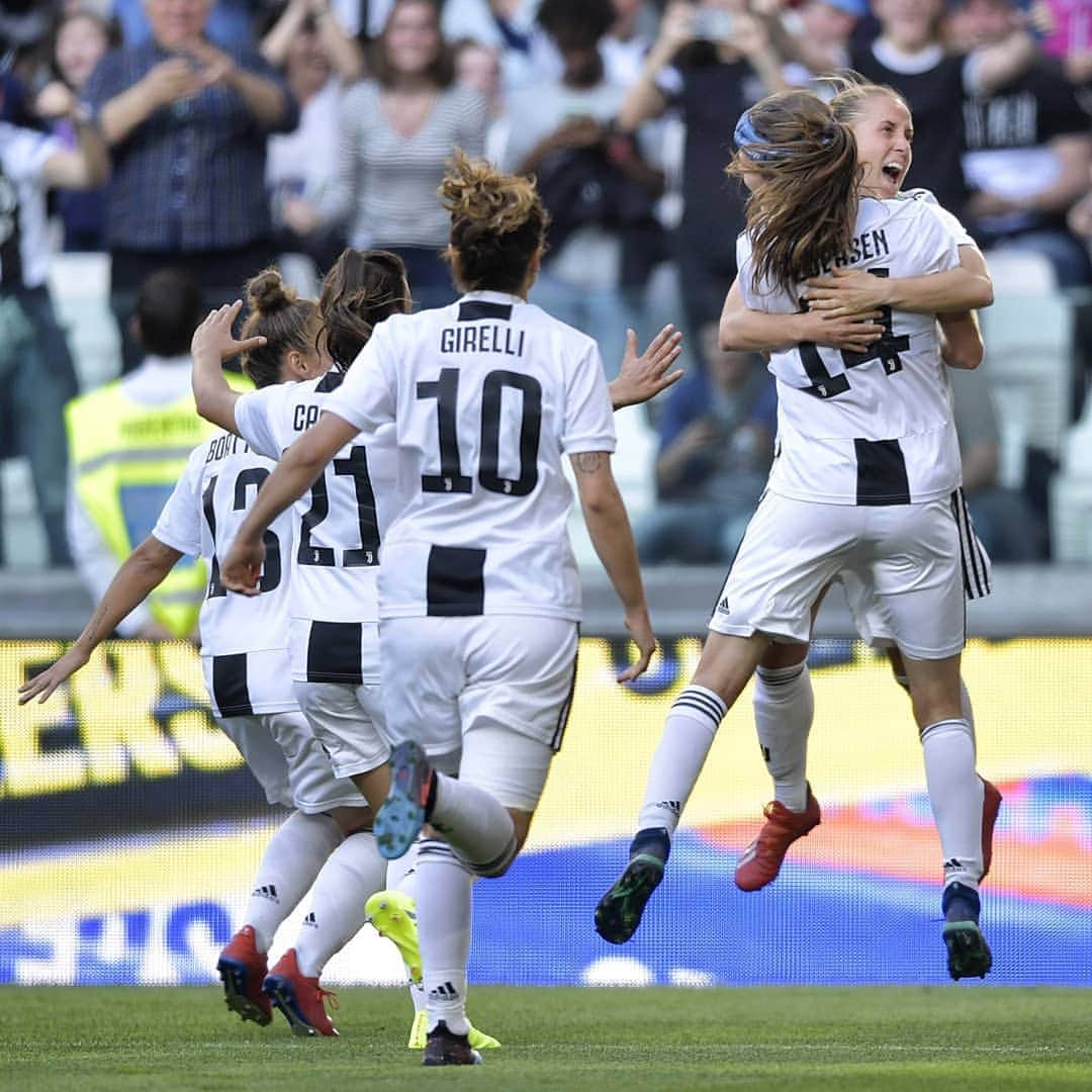 ユヴェントスFCさんのインスタグラム写真 - (ユヴェントスFCInstagram)「FT: THE PREMIÈRE IS BIANCONERAAAAA! 🎬💪⚪⚫ #JuventusWomen claim all three points in a packed #AllianzStadium, in front of the biggest crowd ever to watch a women's match in Italy! 👏👏👏 #JuveFiorentina #FinoAllaFine #ForzaJuve」3月25日 1時28分 - juventus