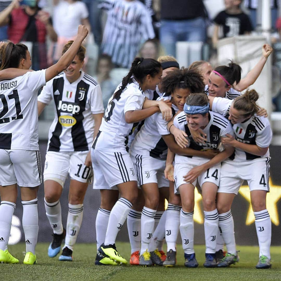 ユヴェントスFCさんのインスタグラム写真 - (ユヴェントスFCInstagram)「FT: THE PREMIÈRE IS BIANCONERAAAAA! 🎬💪⚪⚫ #JuventusWomen claim all three points in a packed #AllianzStadium, in front of the biggest crowd ever to watch a women's match in Italy! 👏👏👏 #JuveFiorentina #FinoAllaFine #ForzaJuve」3月25日 1時28分 - juventus