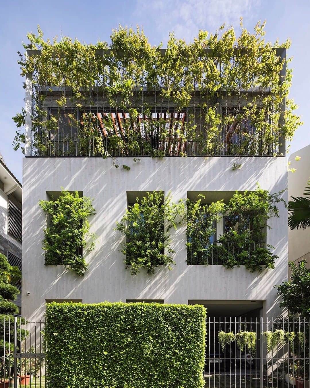 ウォントのインスタグラム：「The Stepping Park House in Ho Chi Minh City, Vietnam is the latest residence in VTN Architects' ongoing "House for Trees" series. The project aims to reintroduce green spaces into the country's increasingly high-density urban areas, and tackle the resulting environmental problems such as urban flooding, overheating and air pollution. The Stepping Park House is designed to become an extension of its environment by integrating the green of the neighborhood park into the interior space of the house. — #WANTInspired #WANTLesEssentiels #architecture #inspiration #inspirational #inspo #ecofriendly #sustainability」
