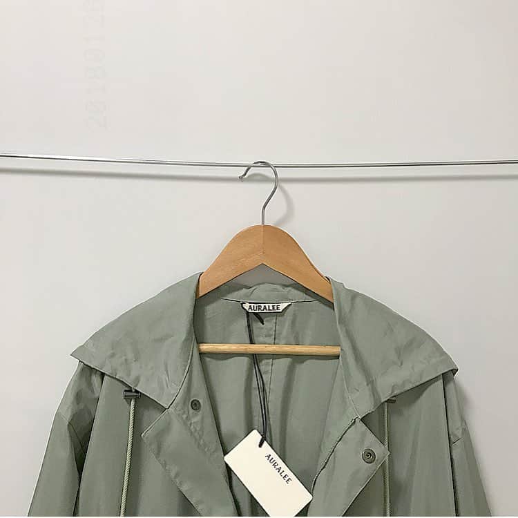 ukapiのインスタグラム：「. . . 春アウターはもう買いません。 ステンカラー買ったのに、誘惑に負けた。 . . 絶妙なカラー🦖🥝🍐 . . #auralee #オーラリー  #マウンテンパーカー と呼ぶのか？」