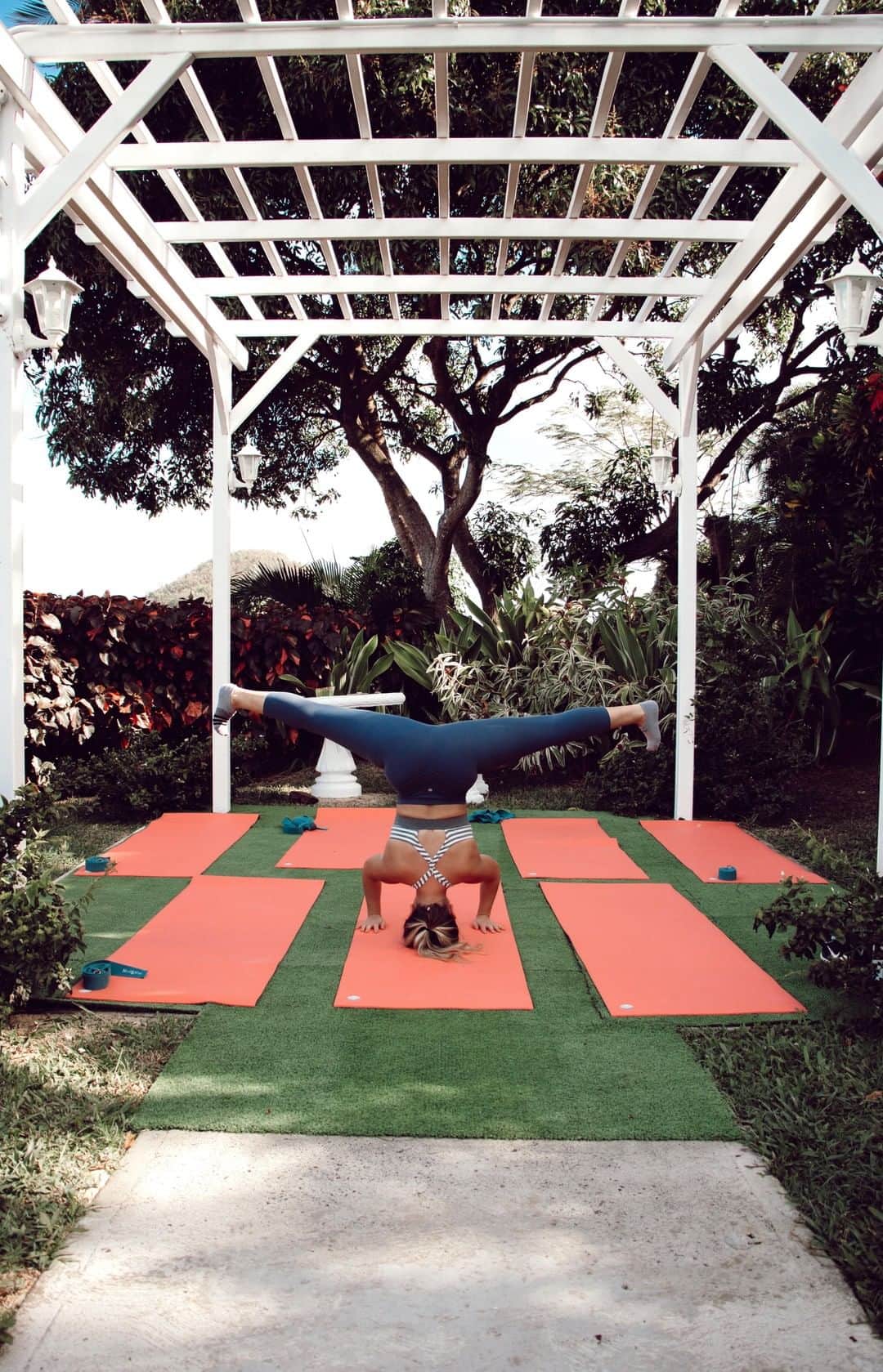 トーリ・ウェブスターのインスタグラム：「This island has my heart ♥️ Had the absolute pleasure of taking off on a yoga retreat @windjammerlanding and  now that same retreat is being offered to the public! Link here to escape on the perfect wellness week: https://www.windjammer-landing.com/specials/wellness-package」