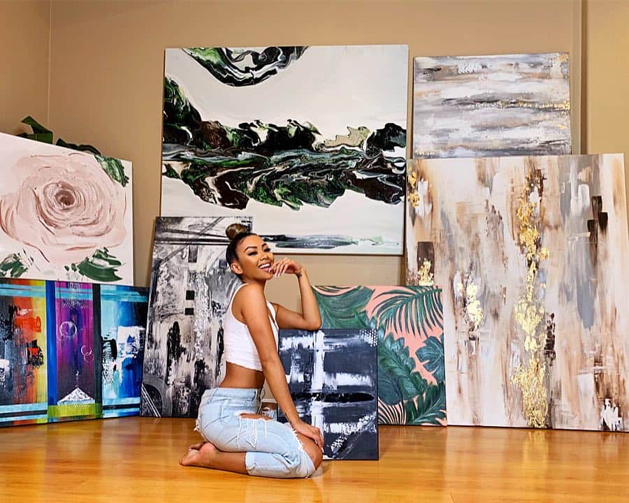 リアン Vのインスタグラム：「Would you believe me if I said I painted all of these? 🎨 Started painting a little over a month ago and now I’m addicted! 😂 Crazy how you can discover new passions you never imagined! I encourage you to try something new, step out your comfort zone and challenge yourself! I find it amazing how relaxing and fun painting is. It all started with my mama @loveisone4ever inspiring me to paint some art work for my new home, now it’s a new hobby ❤️ Follow @foreverartgallery to see more paintings! 😍 Comment your favorite one below!⬇️❤️🖼 #ForeverArtGallery #abstractart #art」