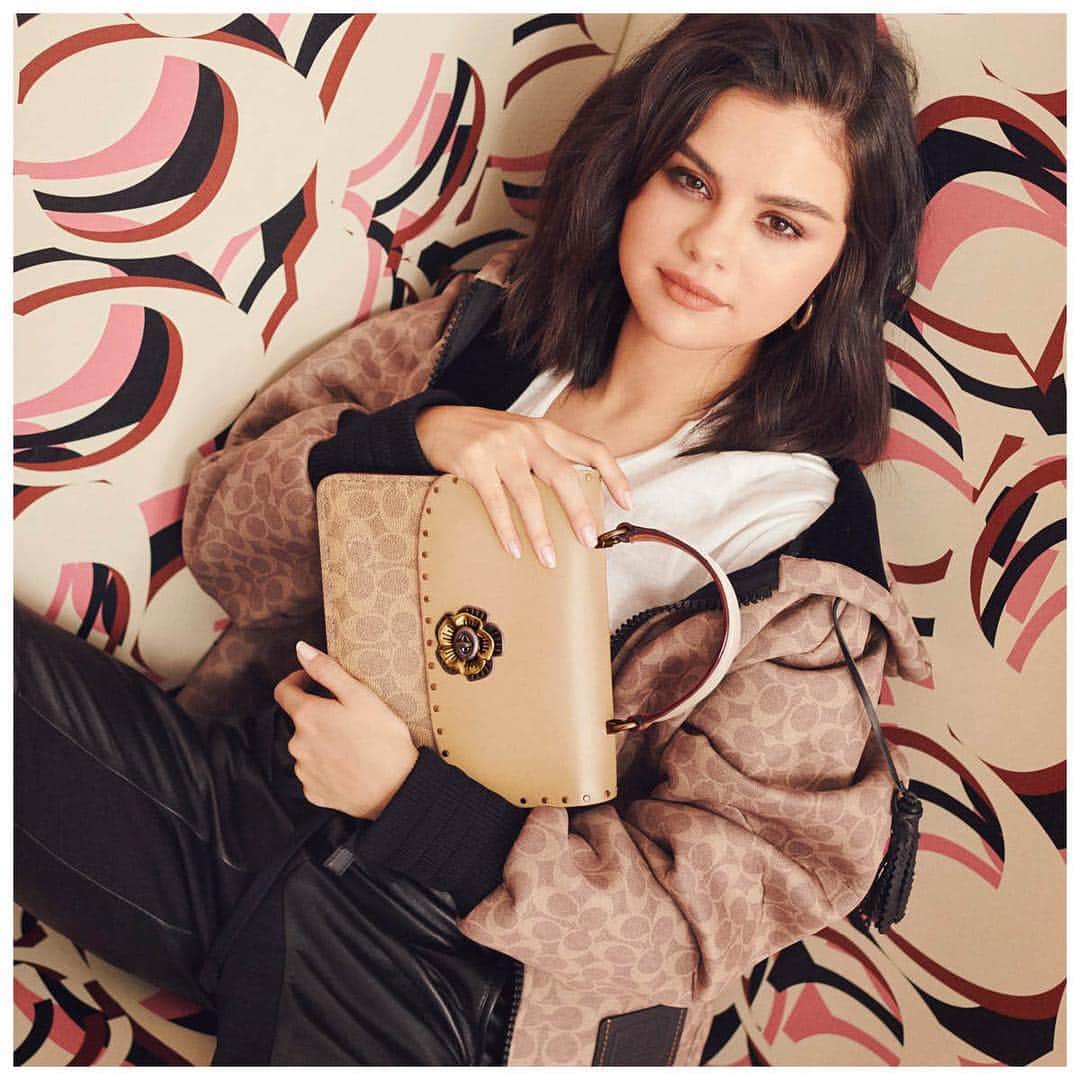 のインスタグラム：「Never. Want. To. Let. Go. #SelenaGomez #CoachNY」