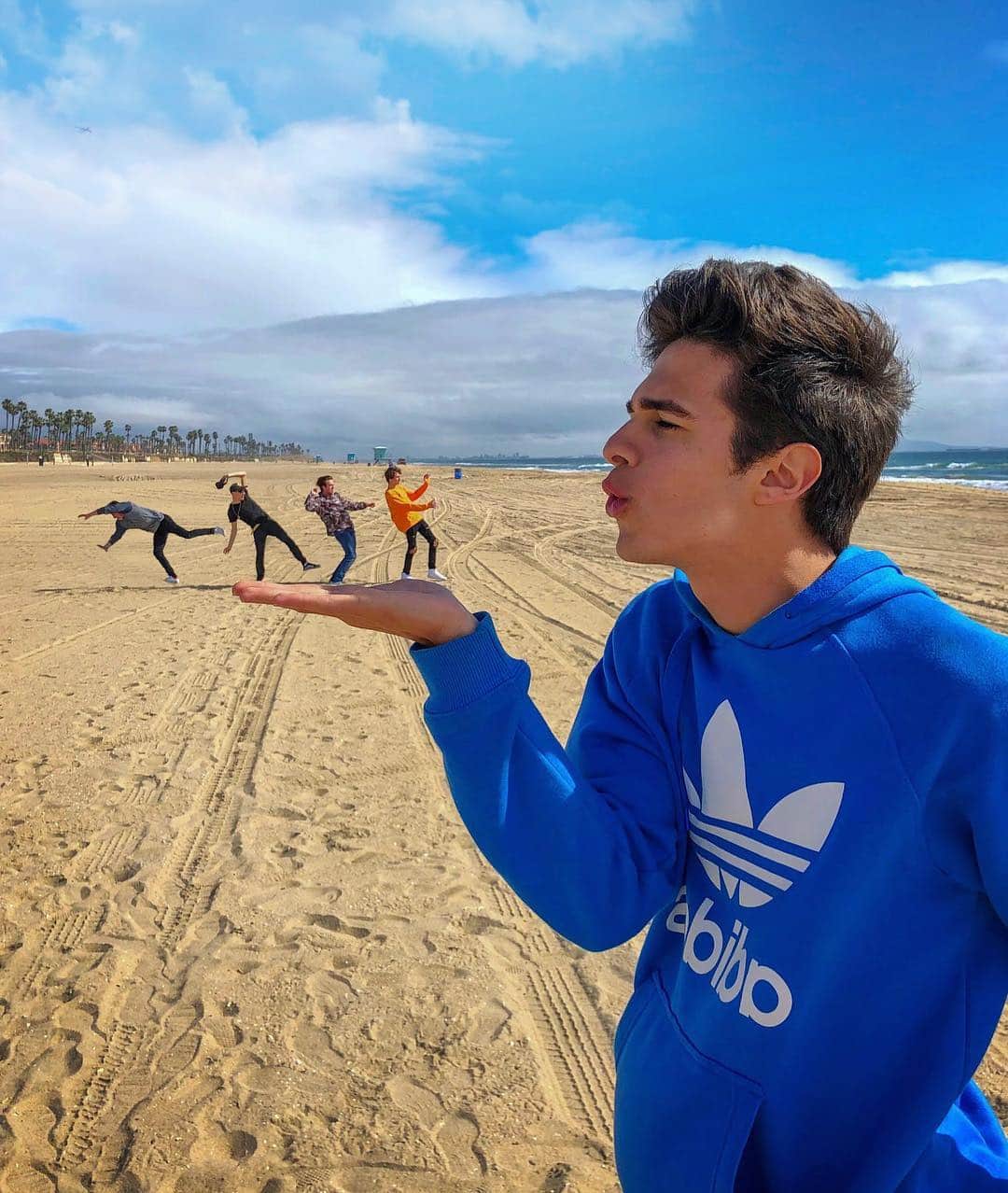 のインスタグラム：「Blowing away the haters..😂💨」