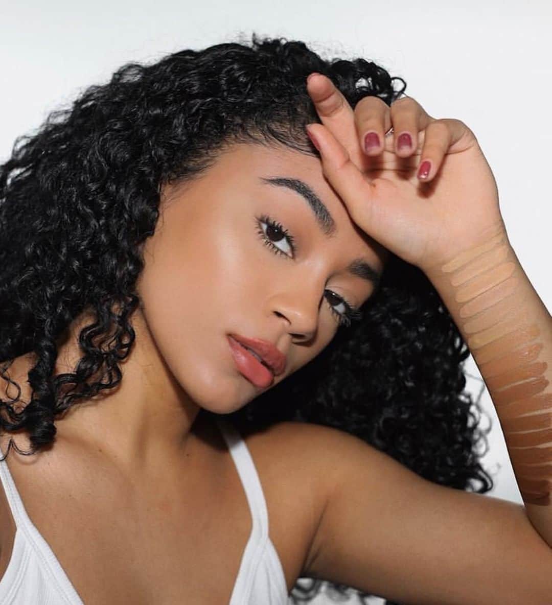 Smashboxのインスタグラム：「@jasmeannnn demonstrates the shade range of our new Studio Skin Flawless 24 Hour Concealer 🙌🏻🙌🏽🙌🏿」