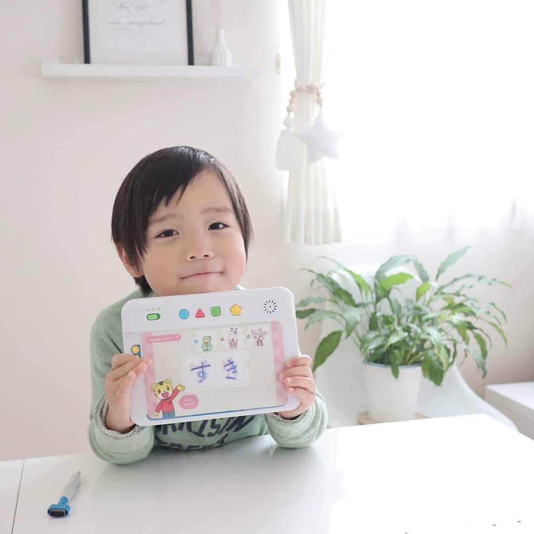 Eri Satoのインスタグラム：「いつもインスタを見て下さる皆さんへ 息子からラブレター💌✨ · こちら、 #こどもちゃれんじ #4月開講号 の教材、「ひらがななぞりん」なんです😁 ひらがなを覚えた息子は、文字を書くのも大好き。 このボードだとなぞって何度も繰り返し練習出来るし、ゲームも出来るしすごく気に入った様子✨ · 実は2歳の頃からこどもちゃれんじEnglishを続けている息子。 こうして楽しんでくれるのを見てると、やっぱりこどもちゃれんじの方も気になるな～！！ · 今っていろんな通信教材があるけど、やっぱり #しまじろう への親しみ方は特別で。音楽や映像も、親から見ても内容が面白いので決めた経緯があります♪ ちなみに我が家では雨の日がお勉強dayです😊 · 私は小学生になった時、文字もあまり書けず、引き算も知らず、時計も読めない子でした😢 おかげで今も算数嫌い😂 周りの子が知ってる事にびっくりした記憶があります。 なので自分の子どもにはそういう思いをさせたくなく、「知る」機会をたくさん作って「考える力」を伸ばしてあげたいな😌 · 「こどもちゃれんじ」は4月8日までに入会すると入会特典も付くみたいだから、息子と一緒に検討しようと思ってます✨ @kodomochallenge 気になる方はぜひチェックしてみてね🐯 · #子育て#幼児教育#勉強#学び#ひらがな#通信教育#息子#男の子#男の子ママ#育児#息子#4歳#年少さん#年中さん#幼稚園生#MOTHERPR」