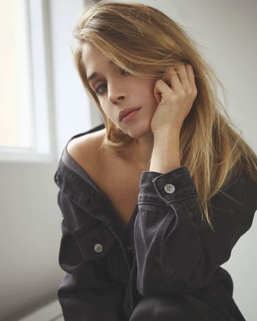 アリス・アイザズのインスタグラム：「💭」