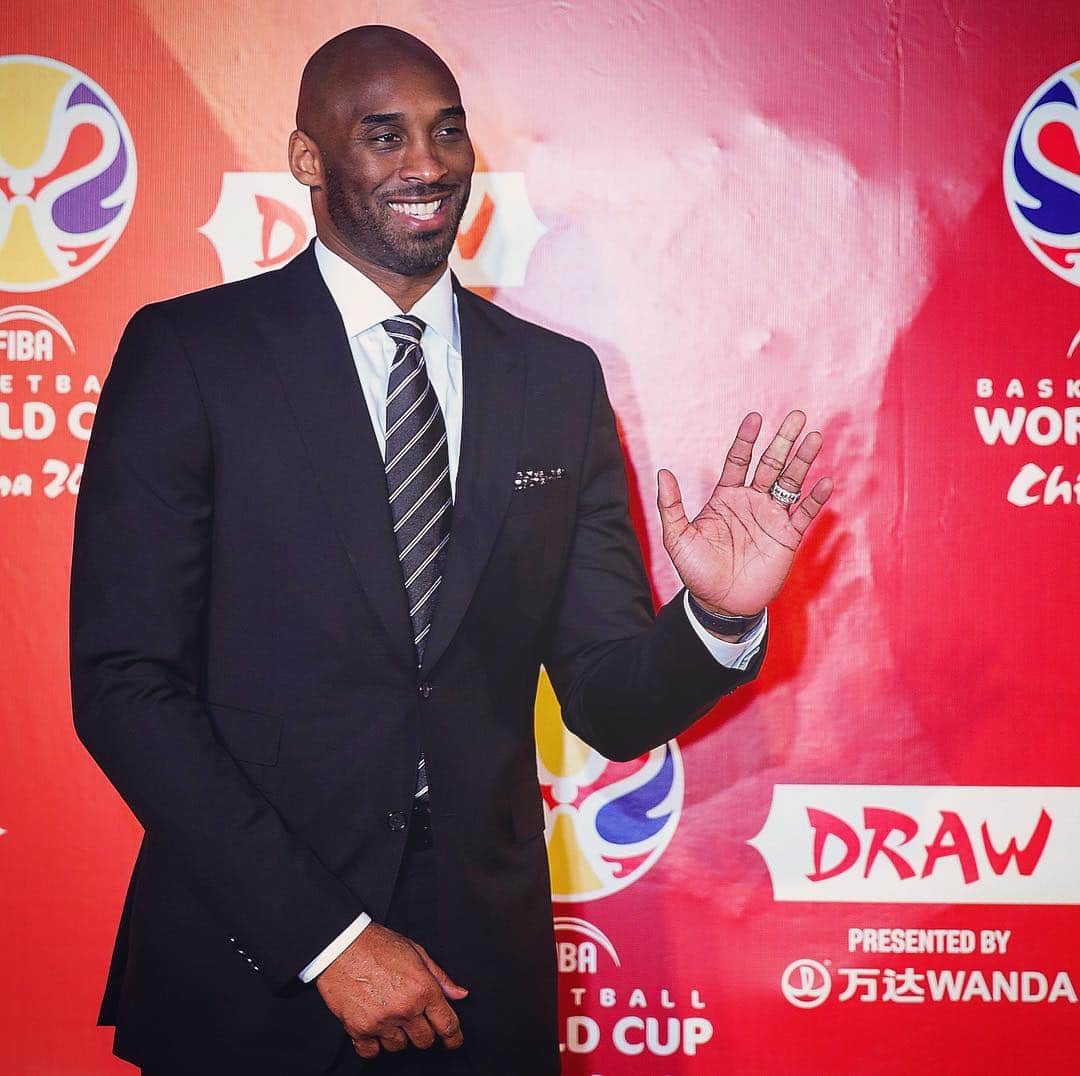FIBAさんのインスタグラム写真 - (FIBAInstagram)「#FIBAWC Global Ambassador @KobeBryant at the @FIBAWC Draw Red Carpet 👔🔥🏀📸 Who’s the best dressed baller?」3月25日 2時18分 - fiba