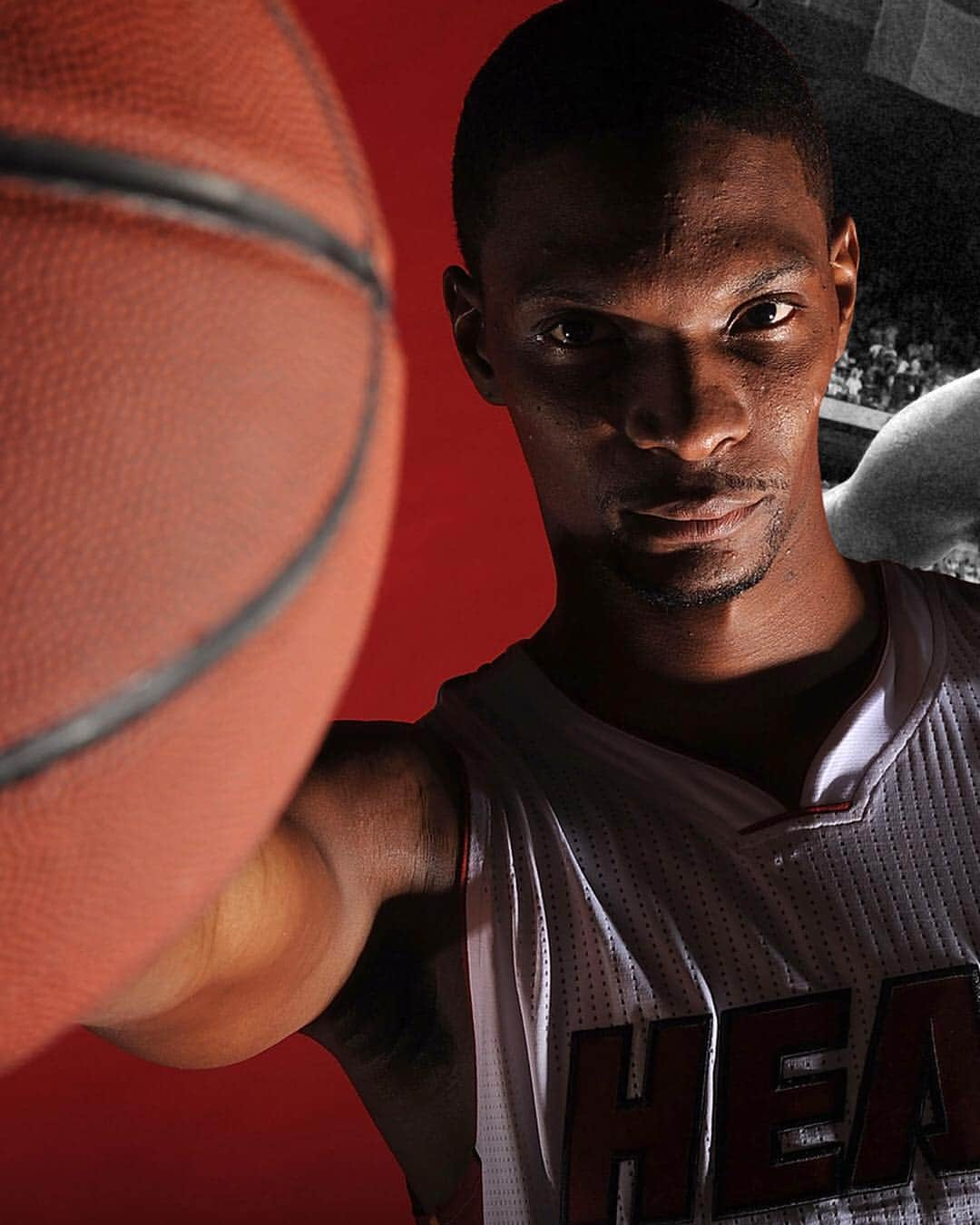 Miami HEATさんのインスタグラム写真 - (Miami HEATInstagram)「Happy Birthday @ChrisBosh! 🎂 We can’t wait to honor and celebrate your Miami HEAT career with you Tuesday night!」3月25日 2時30分 - miamiheat