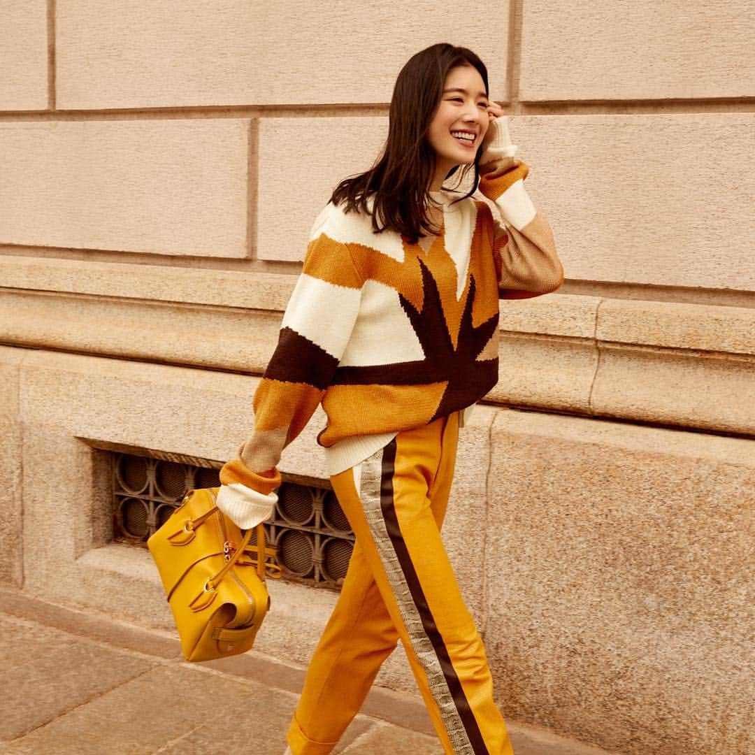 トッズさんのインスタグラム写真 - (トッズInstagram)「An iconic bag to take care of her essentials and a spontaneous smile to enlighten her day. @jungeunchae_ and her #TodsDStyling. #mylifeisinthisbag #Tods」3月25日 2時37分 - tods