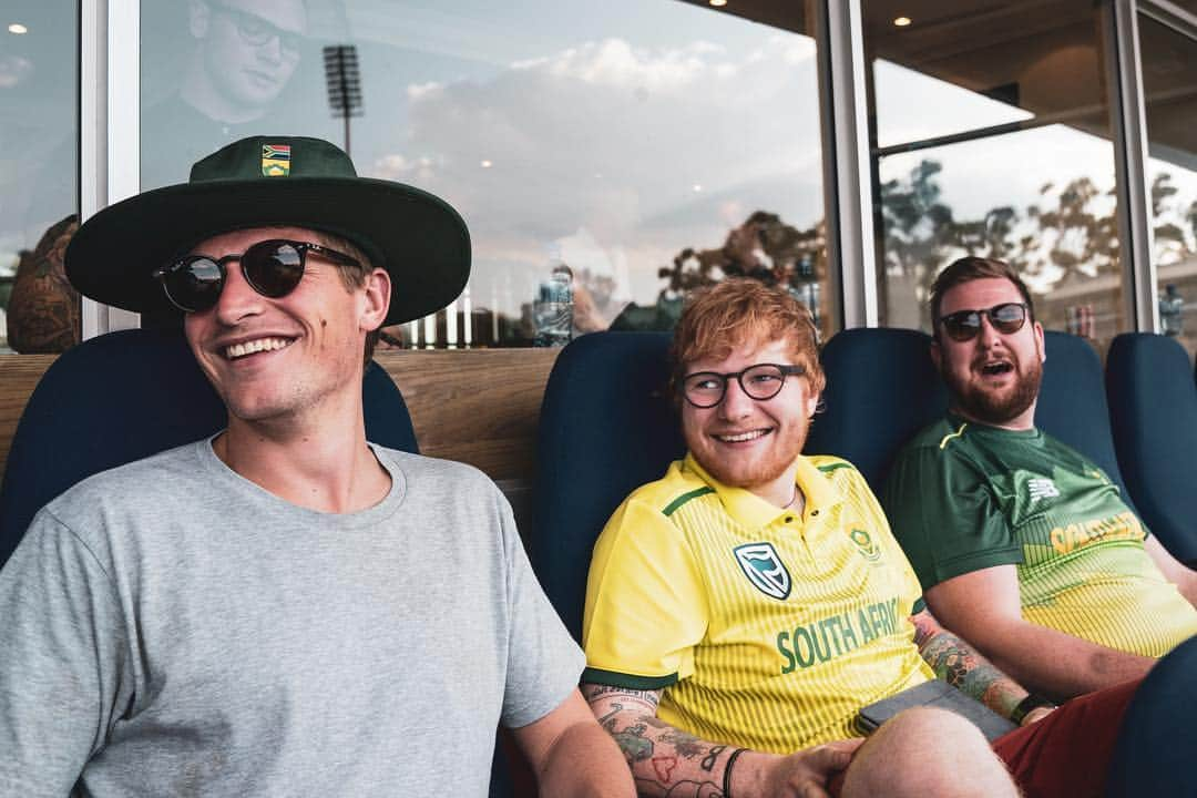 エド・シーランさんのインスタグラム写真 - (エド・シーランInstagram)「Went to watch some South African cricket today. Excuse the shirt please if you’re English, I was caught up in the moment, you understand yeah? Cool 📸 @zakarywalters」3月25日 2時54分 - teddysphotos