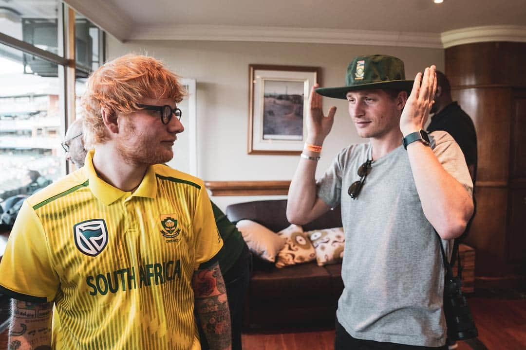 エド・シーランさんのインスタグラム写真 - (エド・シーランInstagram)「Went to watch some South African cricket today. Excuse the shirt please if you’re English, I was caught up in the moment, you understand yeah? Cool 📸 @zakarywalters」3月25日 2時54分 - teddysphotos