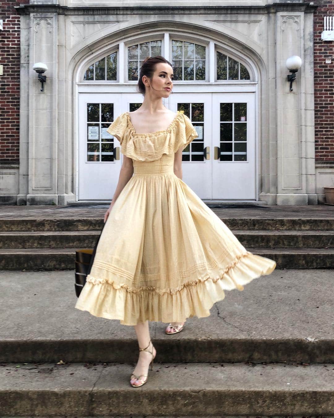 ジェーン・アルドリッジのインスタグラム：「Spring feelings in the air 💐💐💐😚」