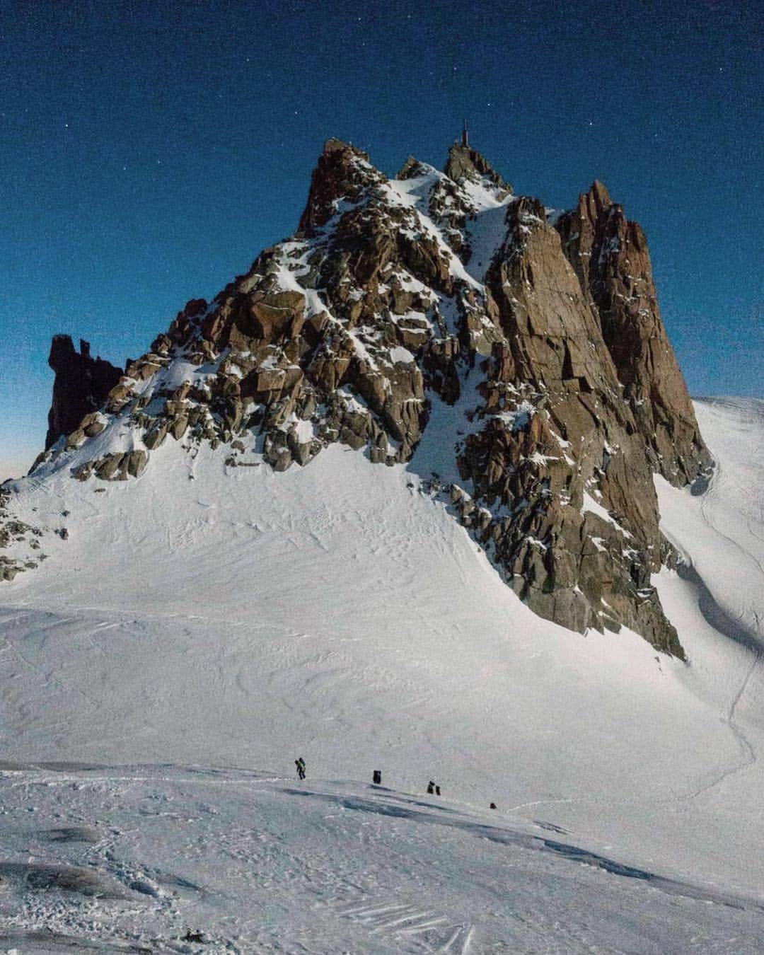 のインスタグラム：「The night is slowly falling on Chamonix giants. We couldn’t dream of being anywhere else. 📷 @tehtuob  #MilletRiseUp #mountaineering #alpinisme #alpinism #alpinismo #chamonix #chamonixmontblanc #chamlive」