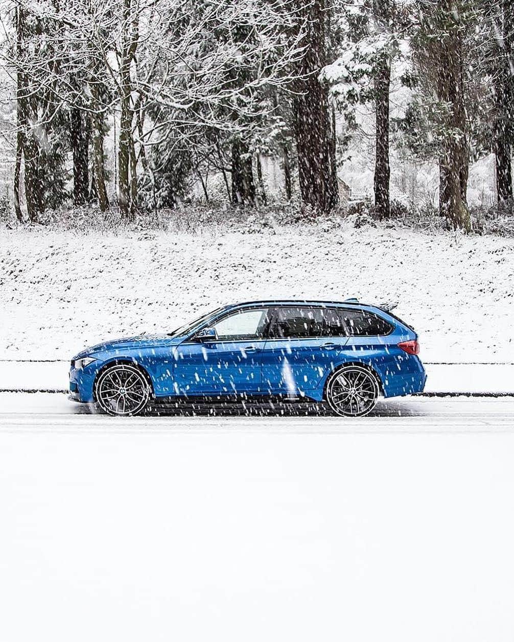 BMWさんのインスタグラム写真 - (BMWInstagram)「Those snowy rides in the mountains. The BMW 3 Series Touring. #BMWrepost @petervardy_bmw #BMW #3Series」3月25日 2時50分 - bmw