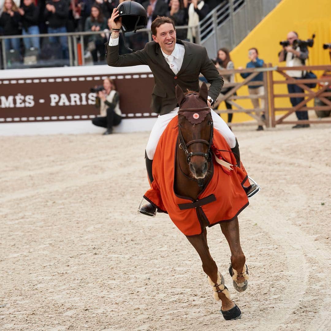 エルメスさんのインスタグラム写真 - (エルメスInstagram)「Twice in a row, Simon Delestre and Hermès Ryan win the Grand Prix Hermès CSI5* class 10  #SautHermes」3月25日 2時51分 - hermes