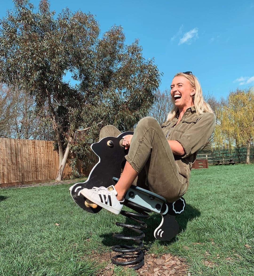 Zanna Van Dijkさんのインスタグラム写真 - (Zanna Van DijkInstagram)「Yes, I’m a 26 year old child 👶🏼😂 Today I went to visit some goats and play on a massive inflatable pillow and it was fantastic 💁🏼‍♀️ I find it easy to lose myself in work, but days like today where I’m outdoors with friends laughing so hard my stomach hurts - these days remind me that there’s more to life than doing emails & paying bills 🌍 I hope that this coming week you find the time to be a little silly and have a proper belly laugh. It’s food for your soul 💜 Thanks for the epic day @faisalpmafitness @mrs_pma and bubba Raffi✌🏼 #livelife #soulfood #happydays #goodtimes #sundayvibes」3月25日 3時01分 - zannavandijk