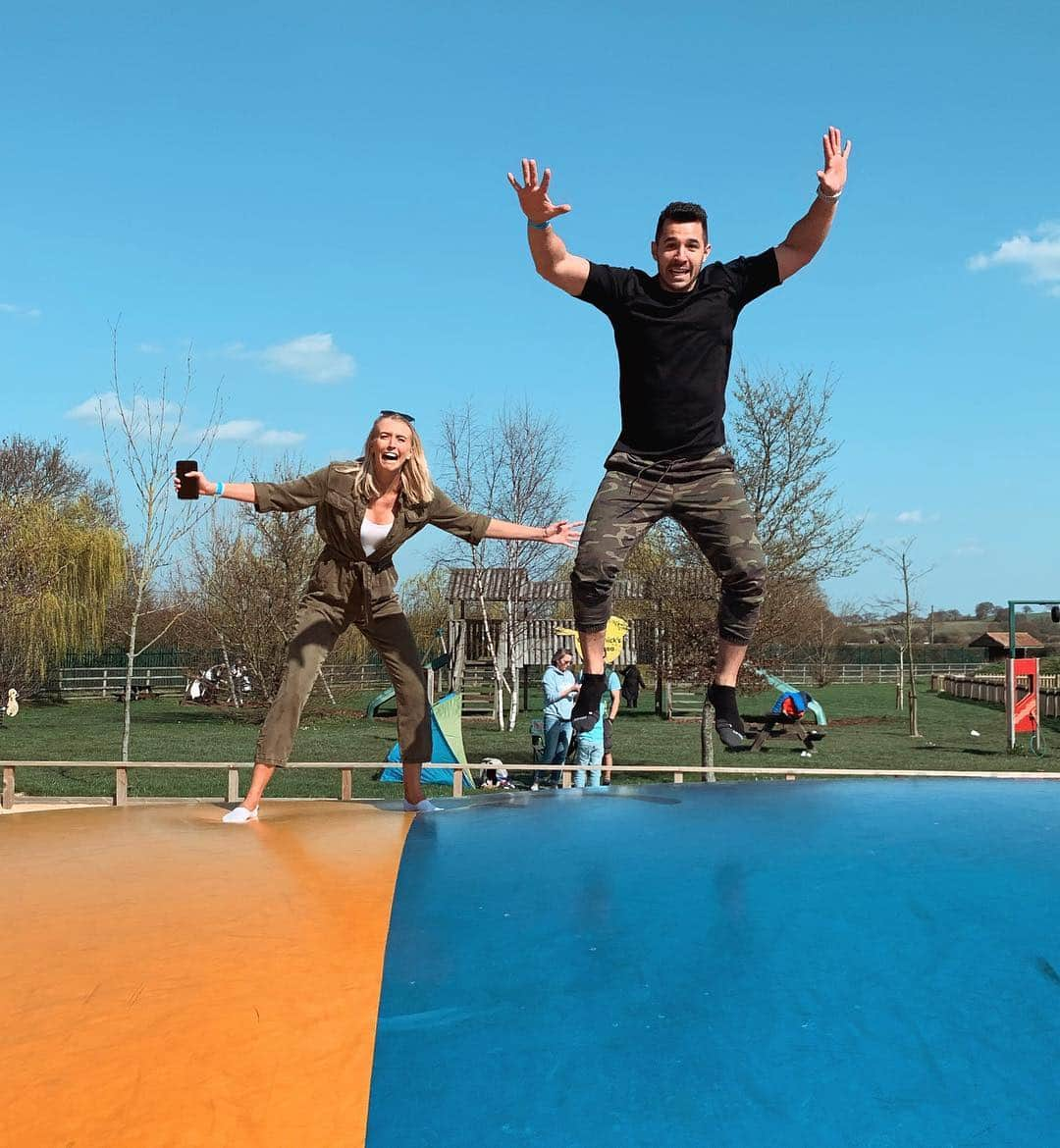 Zanna Van Dijkさんのインスタグラム写真 - (Zanna Van DijkInstagram)「Yes, I’m a 26 year old child 👶🏼😂 Today I went to visit some goats and play on a massive inflatable pillow and it was fantastic 💁🏼‍♀️ I find it easy to lose myself in work, but days like today where I’m outdoors with friends laughing so hard my stomach hurts - these days remind me that there’s more to life than doing emails & paying bills 🌍 I hope that this coming week you find the time to be a little silly and have a proper belly laugh. It’s food for your soul 💜 Thanks for the epic day @faisalpmafitness @mrs_pma and bubba Raffi✌🏼 #livelife #soulfood #happydays #goodtimes #sundayvibes」3月25日 3時01分 - zannavandijk