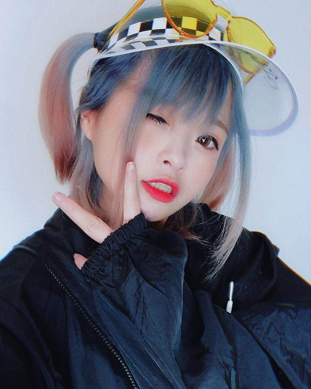 Jia Ju Jiangさんのインスタグラム写真 - (Jia Ju JiangInstagram)「第一次藍色頭髮，喜歡嗎💕 我覺得很好配衣服  設計師 @oct.hook」3月25日 3時01分 - misa72600