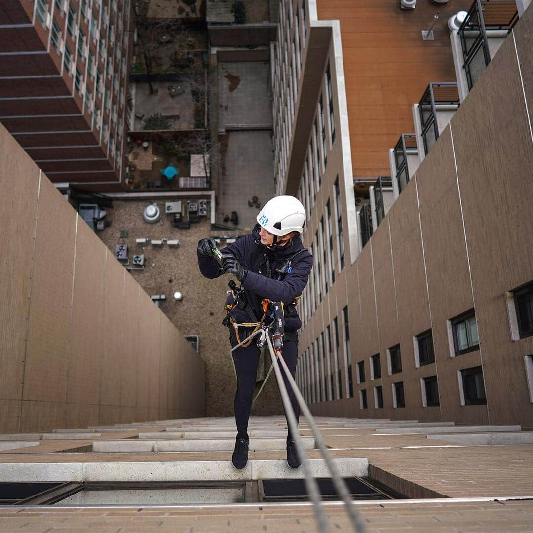 ニューヨーク・タイムズさんのインスタグラム写真 - (ニューヨーク・タイムズInstagram)「A growing number of building facade inspectors, increasingly women, are rappelling down skyscrapers in New York City. The city requires buildings taller than 6 stories to have their facades inspected every 5 years to ensure the safety of passers-by. Rather than using bulky scaffolds or hydraulic cranes, an increasing number of design and engineering firms are training their staff members to rappel down, suspended by ropes like the ones used by #rockclimbers. Rope access can be less expensive, less time-consuming and less obtrusive. Amy DeLuca, photographed here inspecting a building from the side of a 21-story co-op, said she saw a “promotional photo of someone rappelling” and said, “I want to do that.” She joined CANY, an architecture and engineering firm, 8 years ago and became its first female rope-access inspector in 2015. @nytchangster shot this photo. Visit the link in our profile to see more.」3月25日 3時04分 - nytimes