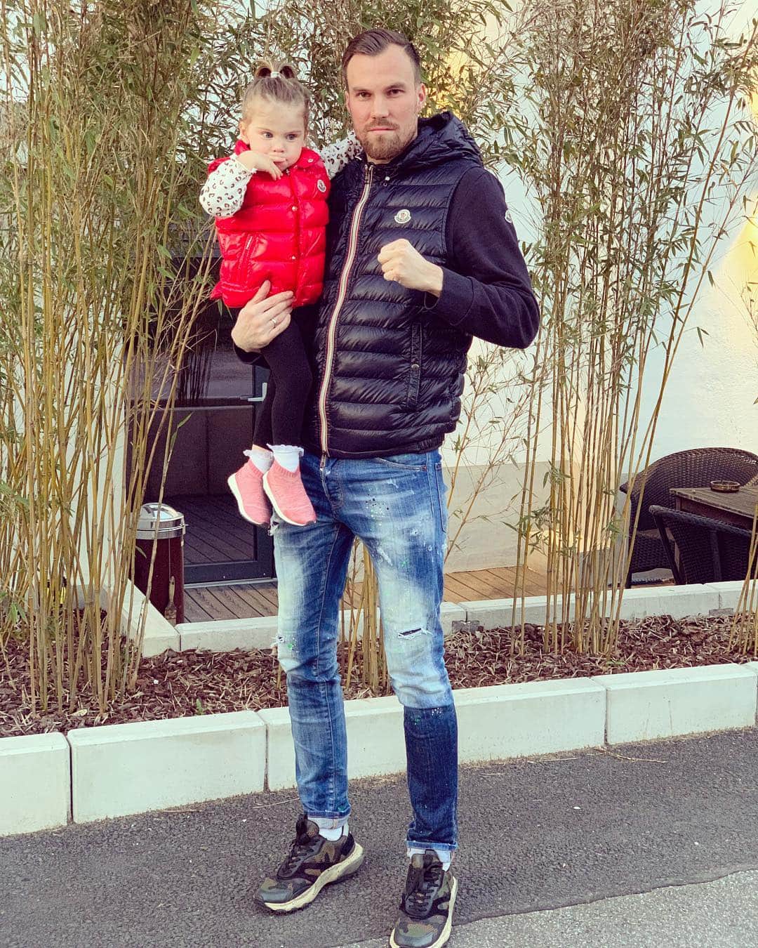 ケヴィン・グロスクロイツのインスタグラム：「Du bist mein Ein und Alles. Ein Leben ohne dich wäre langweilig & LEER!  Bist die beste ❤️ #einundalles #engel #vaterundtochter #isso」