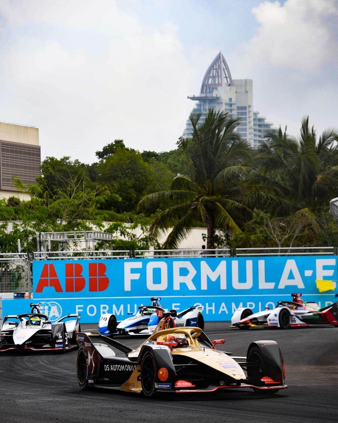 ジャン＝エリック・ベルニュさんのインスタグラム写真 - (ジャン＝エリック・ベルニュInstagram)「About last race in Mainland 🇨🇳 Did you enjoy the show? #ABBFormulaE #DSTecheetah #RaceAhead #JEV25 #SanyaEPrix #DontCrackUnderPressure」3月25日 3時19分 - jeanericvergne