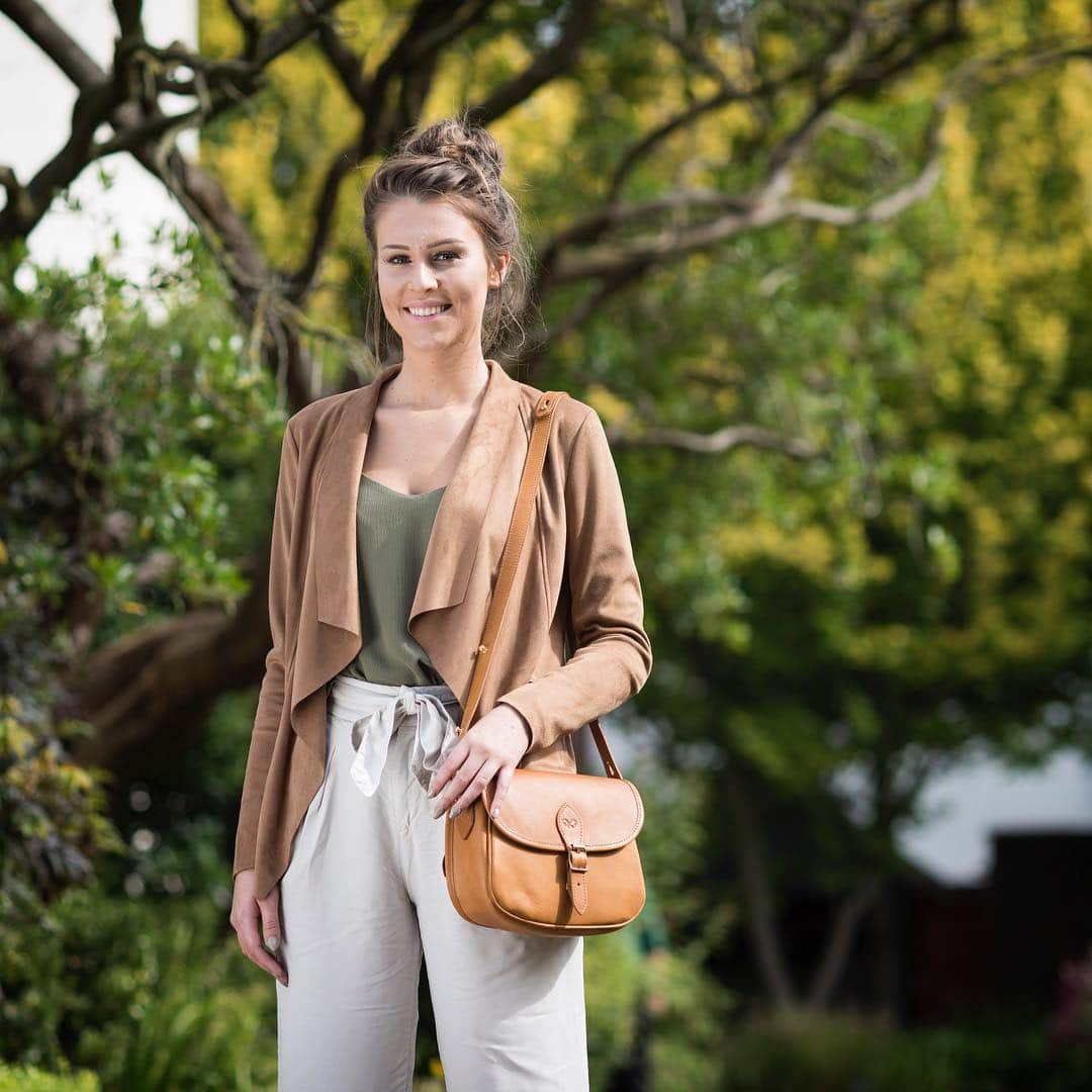 のインスタグラム：「#leather #saddlebag available now for #mothersday use code MUM19 at checkout #handcrafted #madeinengland #crossbodybag #bags #womensfashion #fashionblogger」