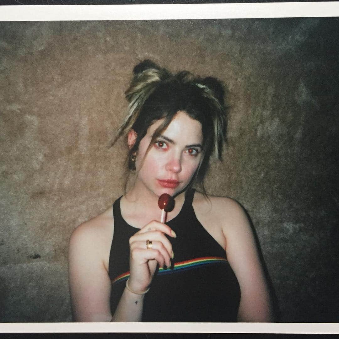 アシュレイ・ベンソンのインスタグラム：「RoXie @hersmellmovie @alexrossperry ♥️」