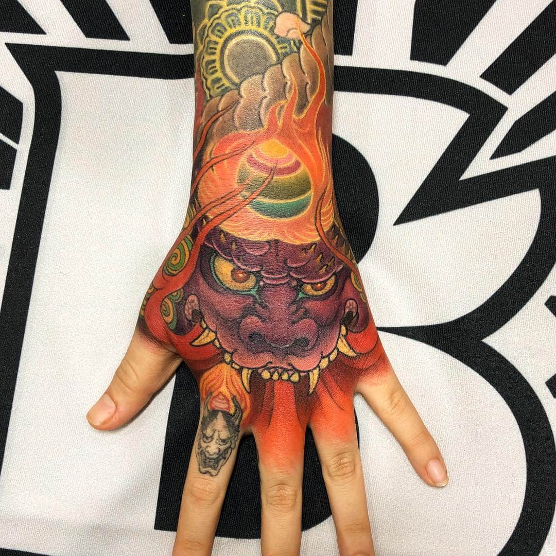 SHIGEさんのインスタグラム写真 - (SHIGEInstagram)「Finished this Oni and Hoju hand by freehand,, at @taiwantattooconvention day 3,, also, this sleeve is not my work, just connected to the sleeve,, Thank you! Otsukaresama Deshita! @muhwa_ta2_  #shige #shigetattoo #shigeyellowblaze #yellowblazetattoo #黄炎 #鬼 #宝珠 #日本刺青 #oni #hoju #handtattoo #japanesetattoo #japaneseart #taiwan #taiwantattooconvention #kaohsiung @bishoprotary #bishoprotary @inkeeze #inkeeze #dipcaps #bishopfamily #fusionink #fusioninkproteam」3月25日 3時27分 - shige_yellowblaze