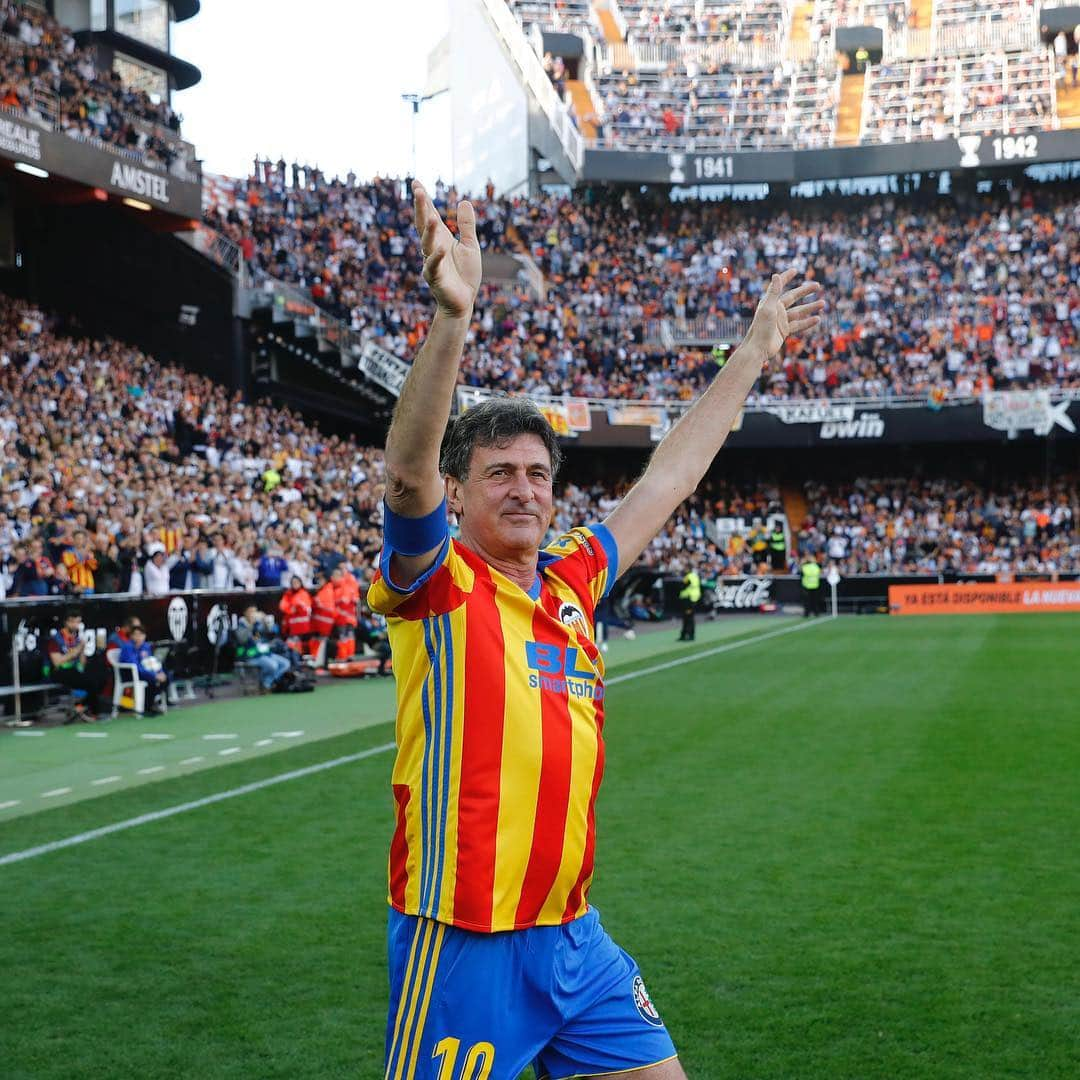 バレンシアCFさんのインスタグラム写真 - (バレンシアCFInstagram)「An idol- Forever ♾ . ¿Qué sientes al ver al gran @mario.kempes78 emocionado en #Mestalla❓🏟🤩 . #amuntvalencia #partidodeleyendas #vcfcentenari #mestalla」3月25日 3時21分 - valenciacf