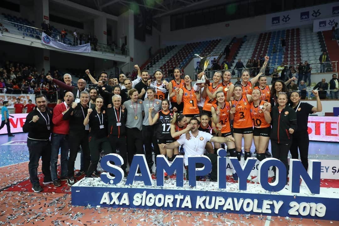 ギュルデニズ・オナルのインスタグラム：「Şampiyonnnnn🧡🖤💪」