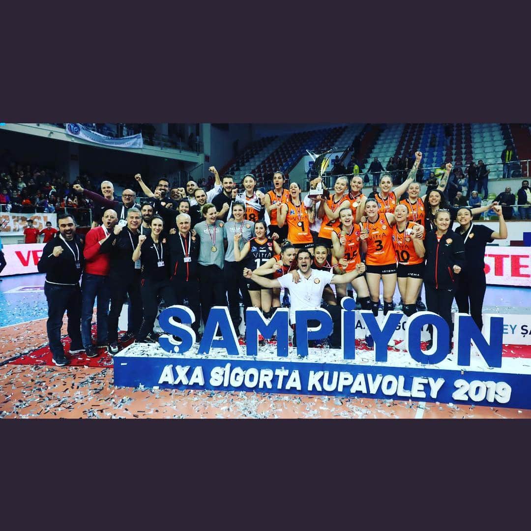 ジョーダン・ラーソンさんのインスタグラム写真 - (ジョーダン・ラーソンInstagram)「It’s been a tough week but I could not be more proud of our team for finding a way. Just so beyond grateful to be surrounded by not only talented athletes but some incredibly powerful women! #wedidit #champions #turkishcup 🥇🏆」3月25日 3時25分 - gov1007