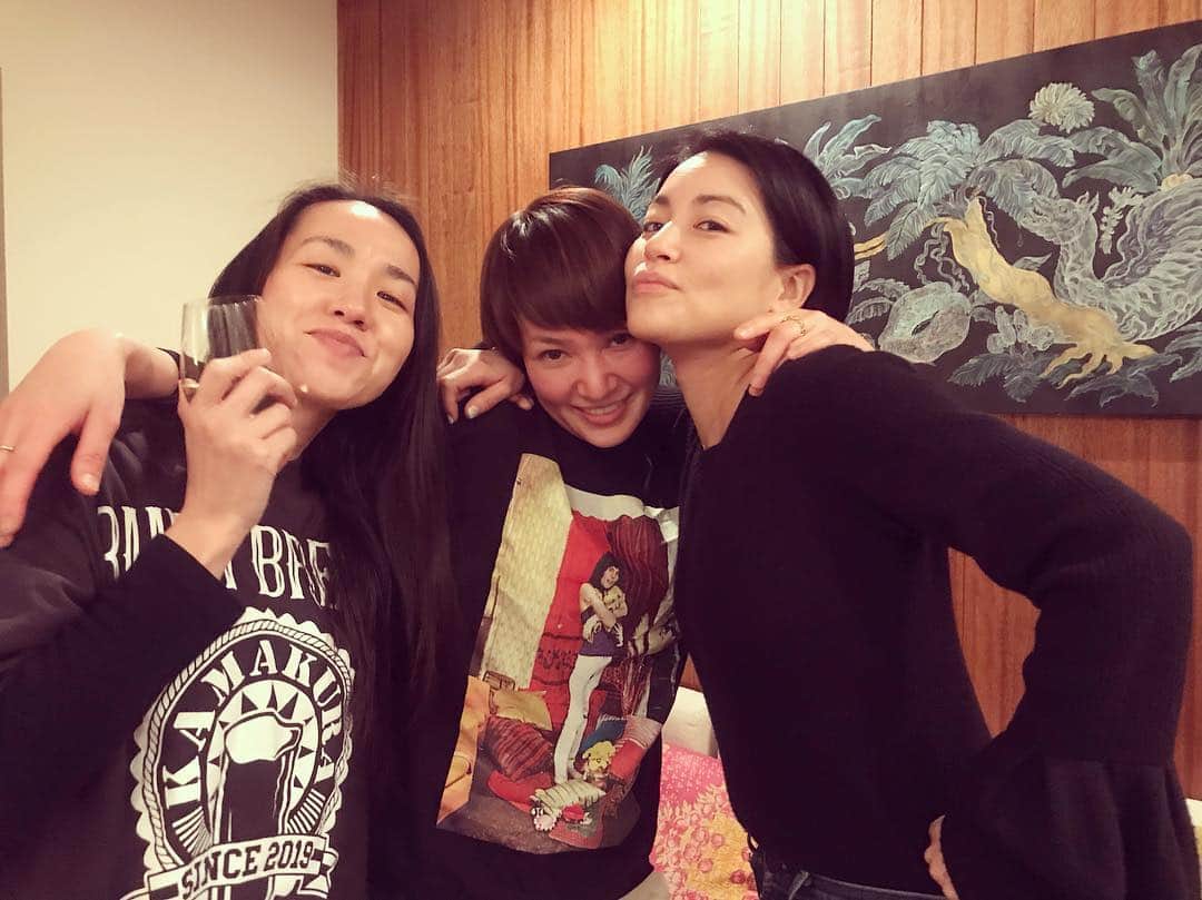 桃生亜希子のインスタグラム：「2年ぶりのまみえちゃん @mamiekakimoto 。 未来 @miku525 も遊びに来たよ。  まみえは、やっぱり最強😂❤️👏 こんな人他にいない●  #わたしは誰 #ここはどこ」