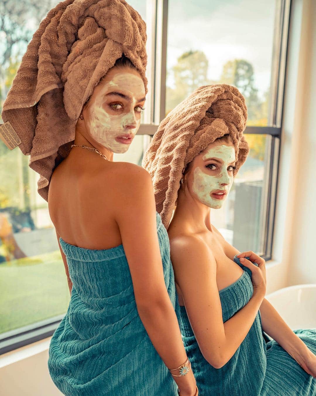 Sommer Rayさんのインスタグラム写真 - (Sommer RayInstagram)「sorry @amandacerny for making the biggest mess ever in your bathroom trying to apply this face mask hahah love u」3月25日 3時36分 - sommerray