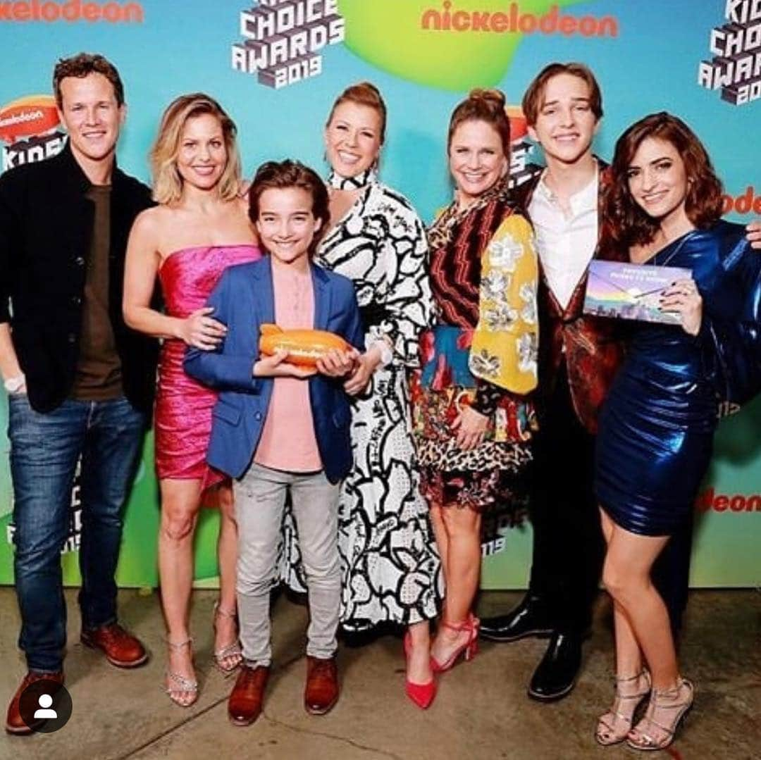 イライアス・ハーガーさんのインスタグラム写真 - (イライアス・ハーガーInstagram)「Thank you so much for helping us win Kids’ Choice Awards #favoritefunnytvshow. The blimp was so cool. I got to hold it, and I found out it’s actually a cool kaleidoscope! Thank you. We love our fans! @fullerhouse @kcas @nickelodeon @netflix My hair: @annamariaorzano #kca2019」3月25日 3時30分 - eliasharger