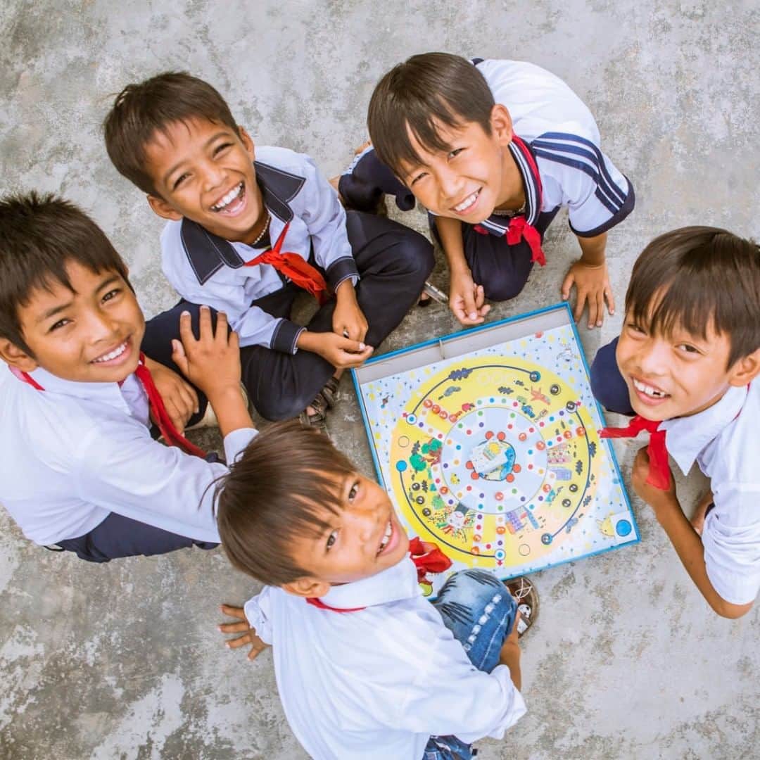 unicefさんのインスタグラム写真 - (unicefInstagram)「What was your favourite childhood game? Students have fun playing an educational board game in Vietnam. #ForEveryChild © UNICEF/UN0289678/Viet Hung」3月25日 3時45分 - unicef