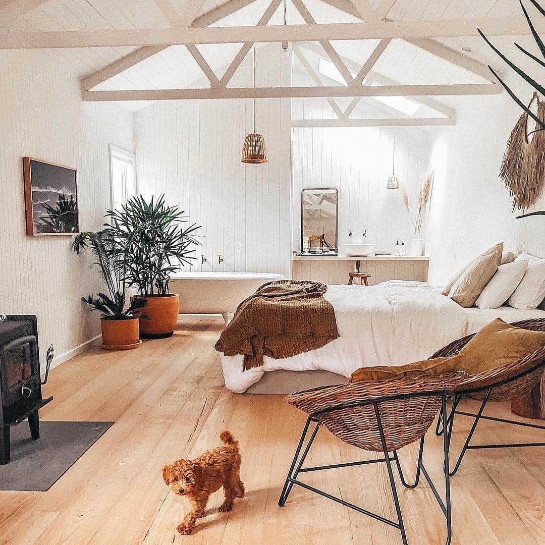 Airbnbさんのインスタグラム写真 - (AirbnbInstagram)「Rich’s elegant farmhouse proves that a design showcase can be homey and welcoming. But its location at the heart of the Mornington Peninsula presents a challenge: there’s way too much to do. Stroll the boardwalks of Balcombe Estuary, take a dip at Mount Martha beach, pick your fill at Sunny Ridge Strawberry Farm... Maybe your travel buddy can help decide?  Photo: @seewantshop」3月25日 3時37分 - airbnb