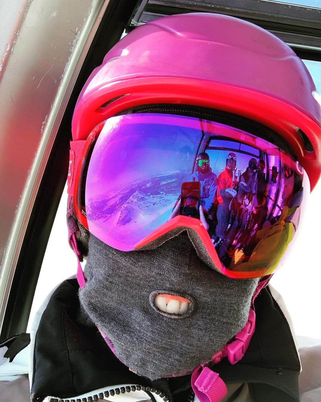 チェルシー・ハンドラーさんのインスタグラム写真 - (チェルシー・ハンドラーInstagram)「This is how I have to ski now. #mammoth」3月25日 3時41分 - chelseahandler